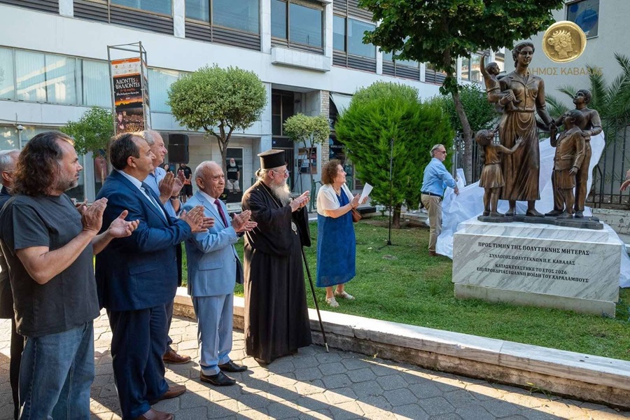 Η Λέσχη Ποντίων Καβάλας στα αποκαλυπτήρια του Μνημείου Πολύτεκνης Μητέρας