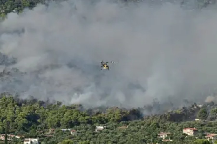 Μάχη με τη φωτιά σε τρία μέτωπα στη δυτική Αττική – Συνεχείς αναζωπυρώσεις στην Ψάθα