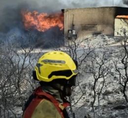 Φωτιά στον Κουβαρά: Την προκάλεσαν σπινθήρες από καλώδια σε κολόνα ρεύματος