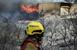 Φωτιά στον Κουβαρά: Την προκάλεσαν σπινθήρες από καλώδια σε κολόνα ρεύματος