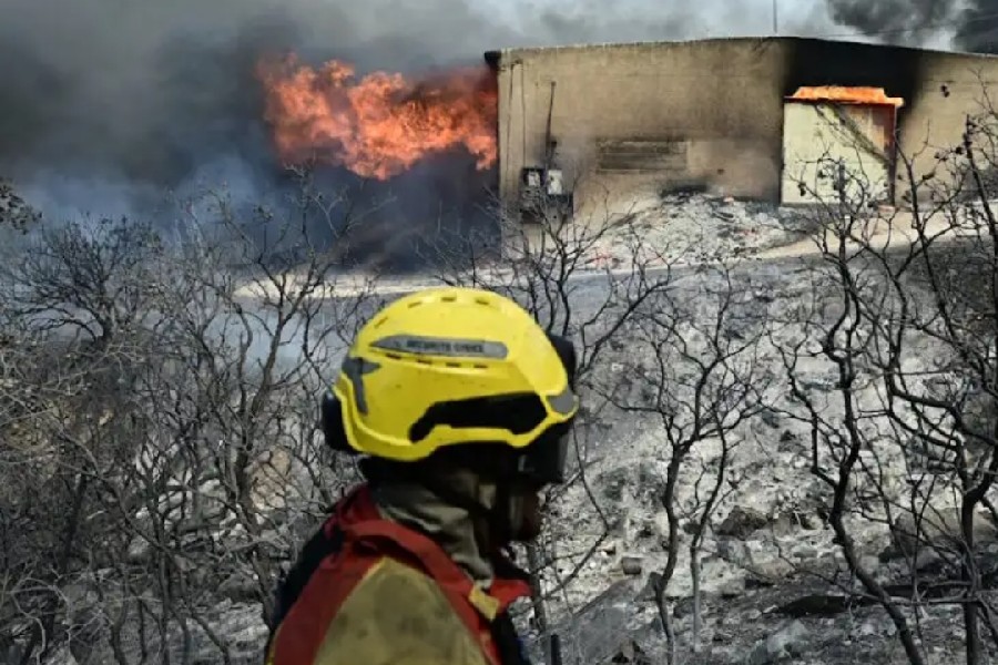 Φωτιά στον Κουβαρά: Την προκάλεσαν σπινθήρες από καλώδια σε κολόνα ρεύματος