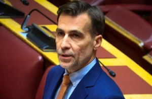 Μιχάλης Χουρδάκης για Ζωή Κωνσταντοπούλου: «Μου πήρε το γραφείο στη Βουλή και όταν ρώτησα πού θα κάθομαι μου είπε στις σκάλες»