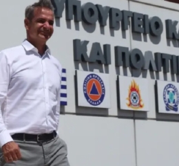 Στο Κέντρο Διαχείρισης Κρίσεων ο Πρωθυπουργός – Ενημερώθηκε για τις πυρκαγιές