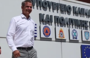 Στο Κέντρο Διαχείρισης Κρίσεων ο Πρωθυπουργός – Ενημερώθηκε για τις πυρκαγιές