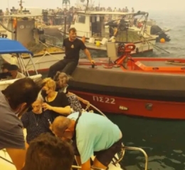 Πώς η Πυροσβεστική διέσωσε ανθρώπινες ζωές από την καταστροφική φωτιά στην Αττικοβοιωτία – Πάνω από 250 άτομα απομακρύνθηκαν διά θαλάσσης