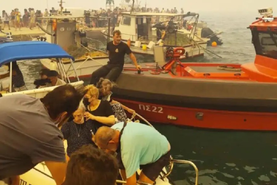 Πώς η Πυροσβεστική διέσωσε ανθρώπινες ζωές από την καταστροφική φωτιά στην Αττικοβοιωτία – Πάνω από 250 άτομα απομακρύνθηκαν διά θαλάσσης