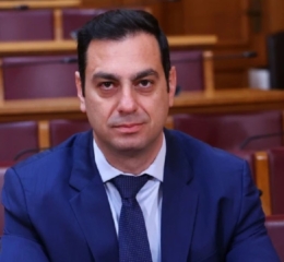 Βουλευτής ΝΔ: Αν δεν έχεις 10 ευρώ για βενζίνη, παίρνεις τα Μέσα Μαζικής Μεταφοράς