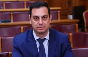 Βουλευτής ΝΔ: Αν δεν έχεις 10 ευρώ για βενζίνη, παίρνεις τα Μέσα Μαζικής Μεταφοράς