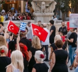 Σάλος στο Ηράκλειο για τις τουρκικές σημαίες σε φεστιβάλ χορών – «Υπερείχαν οι ελληνικές»