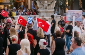 Σάλος στο Ηράκλειο για τις τουρκικές σημαίες σε φεστιβάλ χορών – «Υπερείχαν οι ελληνικές»