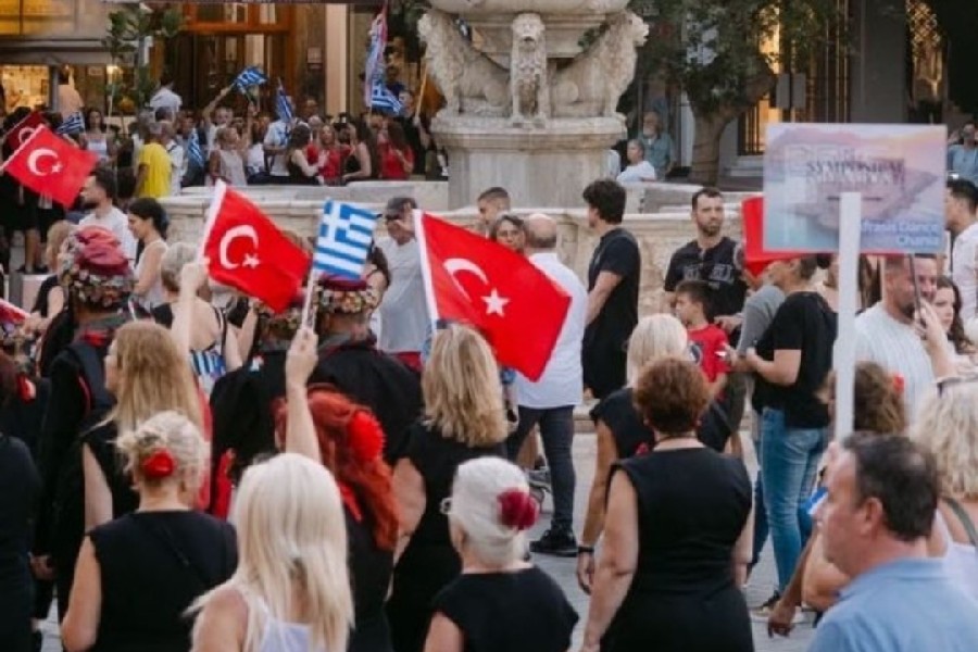 Σάλος στο Ηράκλειο για τις τουρκικές σημαίες σε φεστιβάλ χορών – «Υπερείχαν οι ελληνικές»