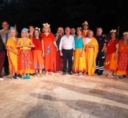 Με ενθουσιασμό, αμείωτο γέλιο και θερμό χειροκρότημα η πρεμιέρα της παράστασης «Το νόημαν τη ζωής…» στην Πιερία