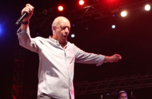 «Μόνο μια μάνα μπορεί να πει σε έναν γιο να σταθεί όρθιος»: Η σπαρακτική ιστορία πίσω από το «Έρωτας Αρχάγγελος» του Μητροπάνου