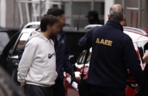 Περίπου 50 φορές είχαν συλληφθεί οι τρεις κλέφτες χαλκού στην Πλάκα – Από διαρρήξεις μέχρι ναρκωτικά