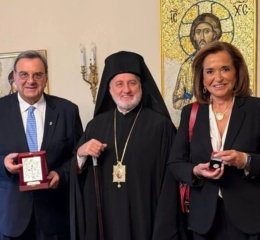 ΕΟΕ: Tίμησε τον Ισίδωρο Κούβελο ο Αρχιεπίσκοπος Αμερικής, Ελπιδοφόρος