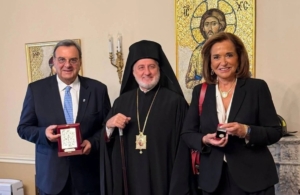 ΕΟΕ: Tίμησε τον Ισίδωρο Κούβελο ο Αρχιεπίσκοπος Αμερικής, Ελπιδοφόρος