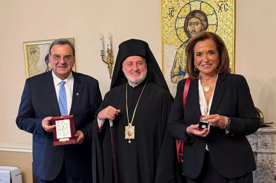 ΕΟΕ: Tίμησε τον Ισίδωρο Κούβελο ο Αρχιεπίσκοπος Αμερικής, Ελπιδοφόρος